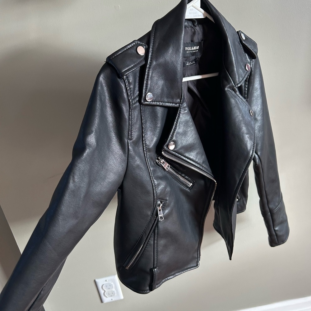 Pull&Bear Women's Cropped Black Leather Jacket